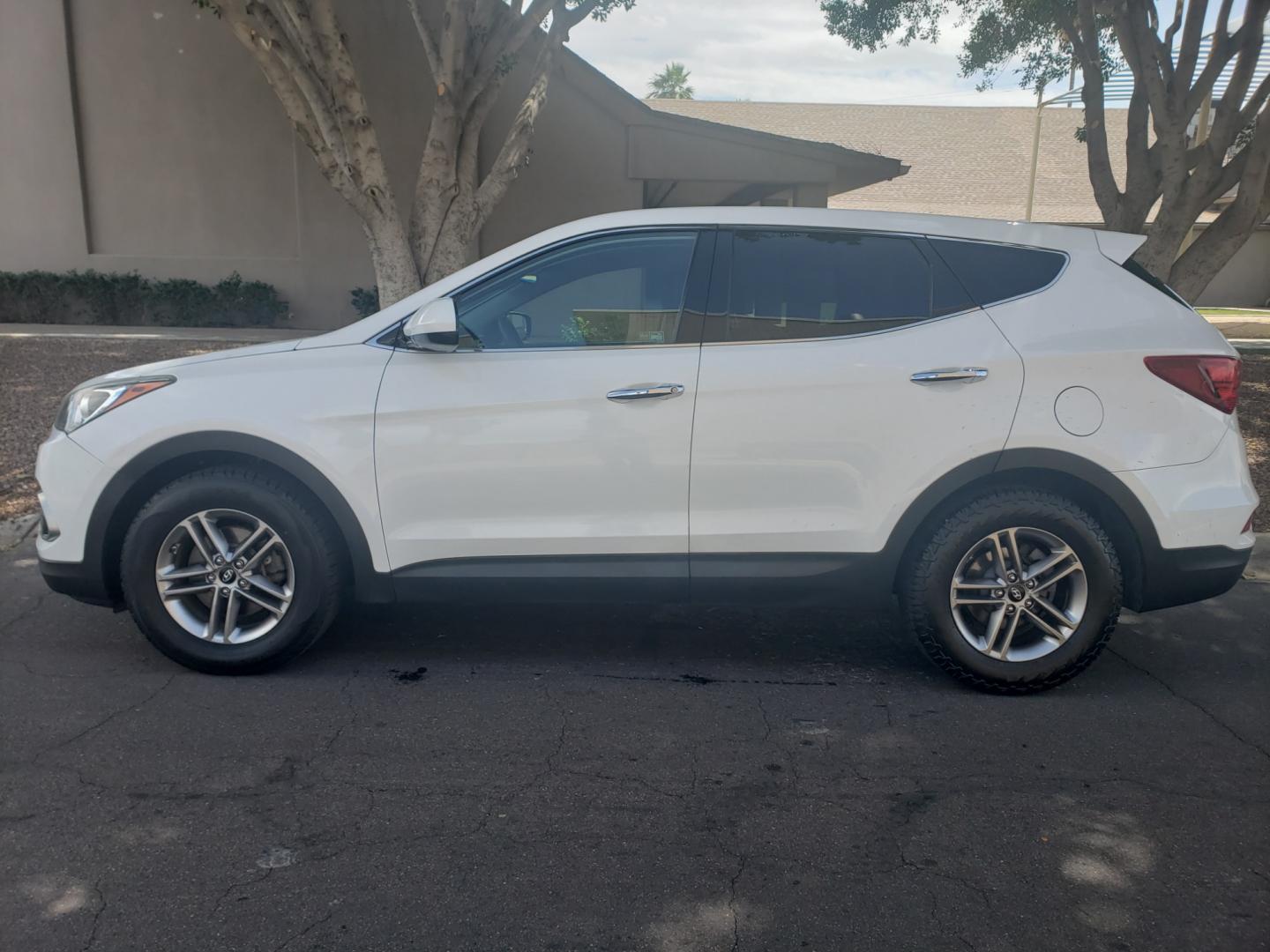 2017 WHITE /gray and black Hyundai Santa Fe SE sport (5NMZT3LB6HH) with an 2.4L L4 DOHC 16V engine, 4-Speed Automatic transmission, located at 323 E Dunlap Ave., Phoenix, AZ, 85020, (602) 331-9000, 33.567677, -112.069000 - Photo#6